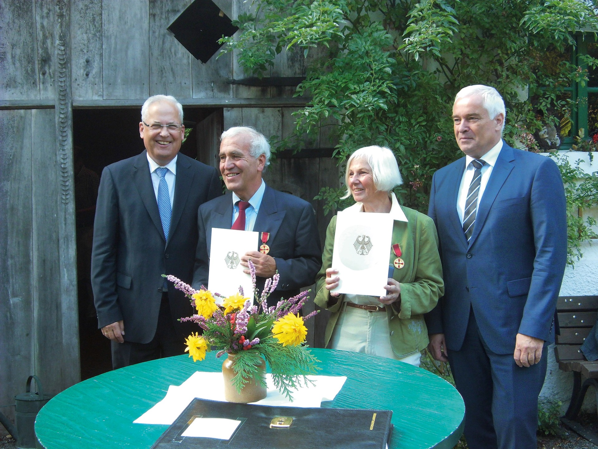 Verdienstmedaille der Bundesrepublik Deutschland für das Ehepaar Michels im September 2016. V.l.n.r.: Landrat Dr. Karl Schneider, Peter und Bärbel Michels, Bürgermeister Bernhard Halbe