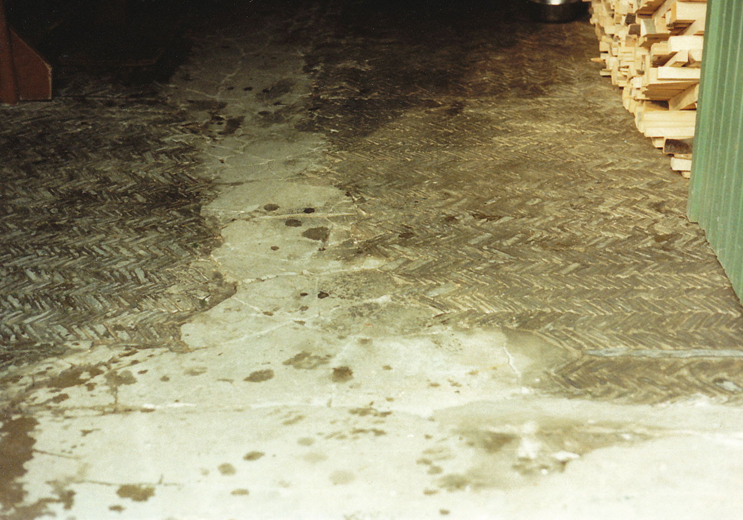 Der vorgefundene Tennenboden war ein Flickwerk aus Beton und Natursteinen